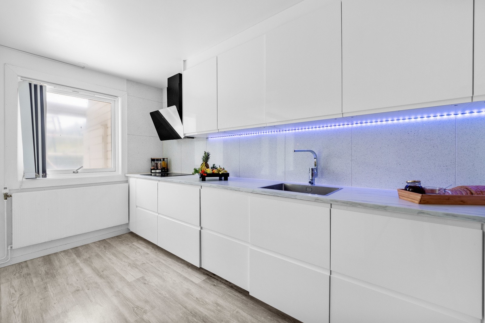 Kjøkkenet er utstyrt med integrerte hvitevarer som oppvaskmaskin, mikrobølgeovn, stekeovn og koketopp. Galleribilde