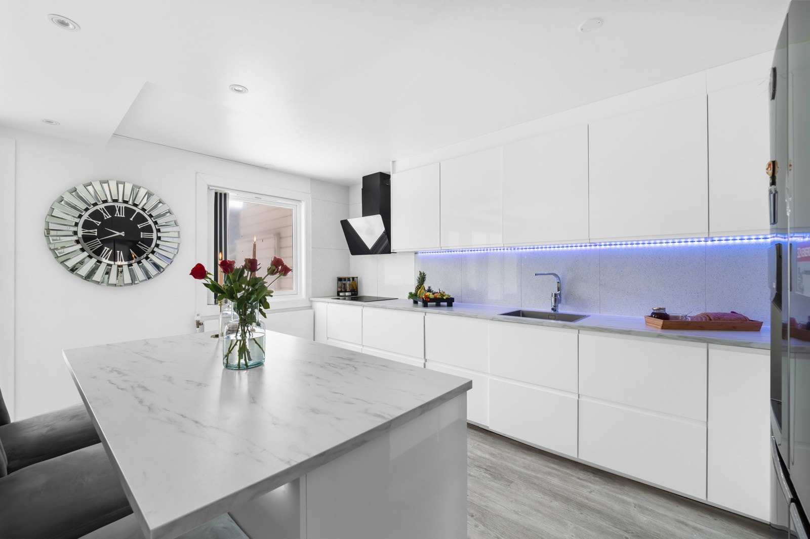 Det er montert benkebelysning i form av LED-lights under overskapene. Galleribilde