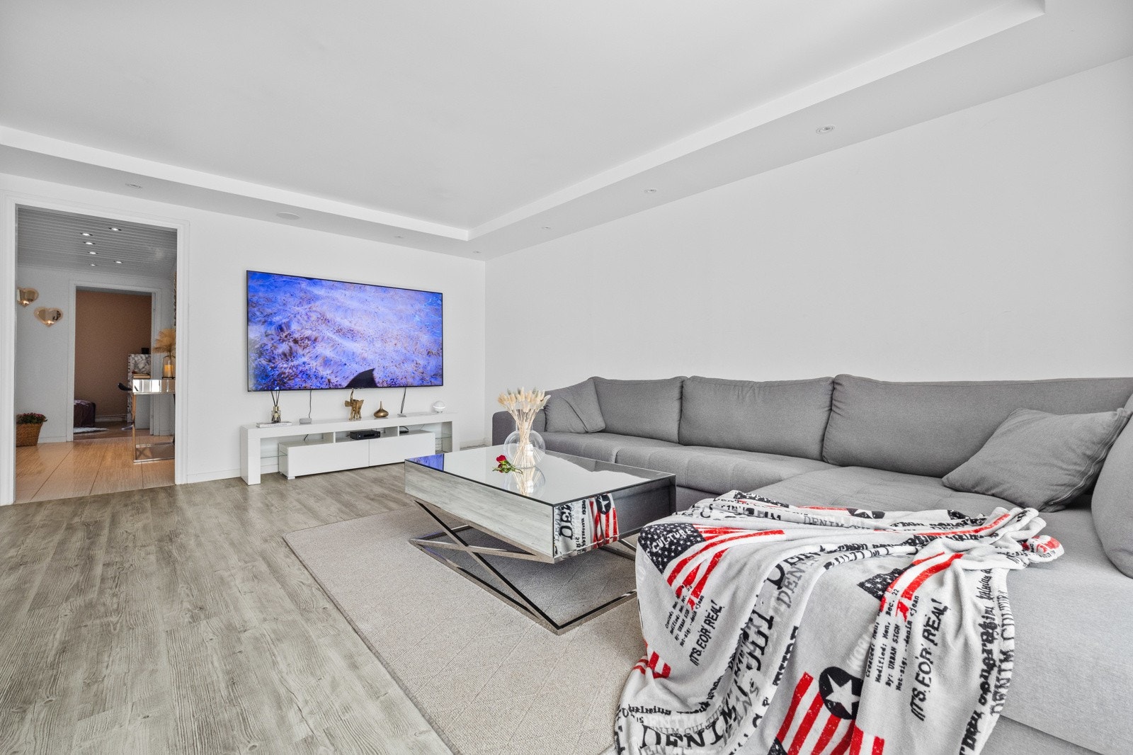 Det kan innredes med sofagruppe, lenestoler og tv-/mediastasjon i stuesonen i allrommet. Galleribilde