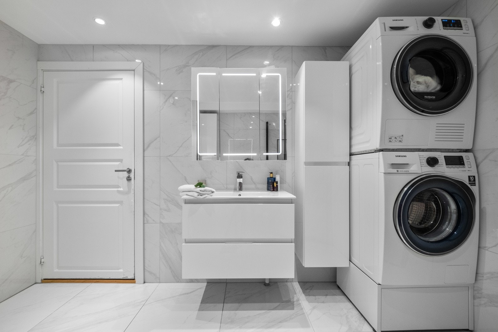 Badet er utstyrt med elektrisk gulvvarme, sentralt, mekanisk avtrekk og opplegg for vaskesøyle. Galleribilde