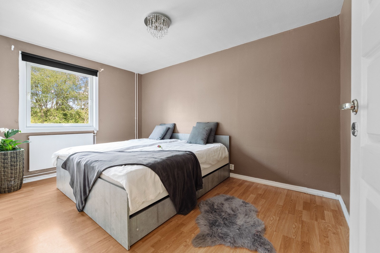 Leiligheten har to gode soverom, og begge har store, østvendte vinduer. Galleribilde