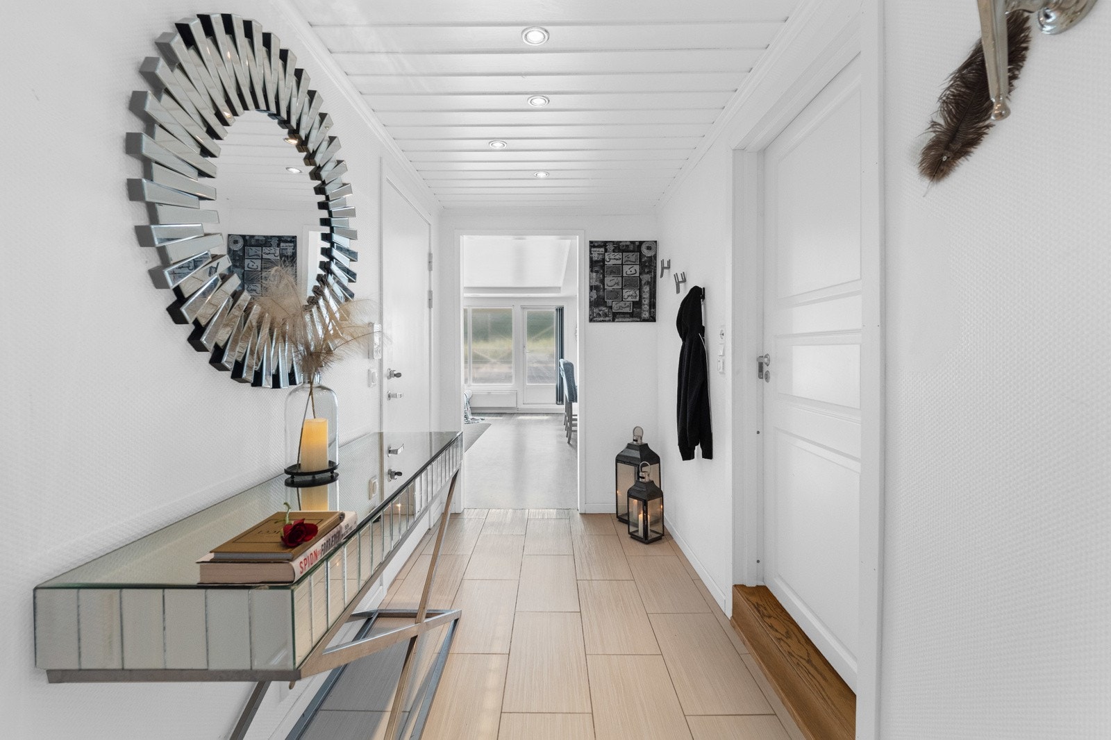 Entreen har pent, flislagt gulv som fremheves av de hvitmalte overflatene. Galleribilde