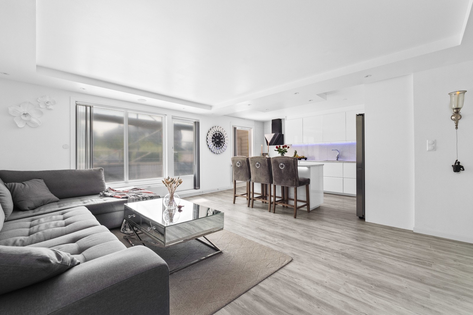 Velkommen til Rugdeberget 2 - Stuen ligger åpen løsning med kjøkkenet, og sammen danner det et lyst og innbydende allrom. Galleribilde