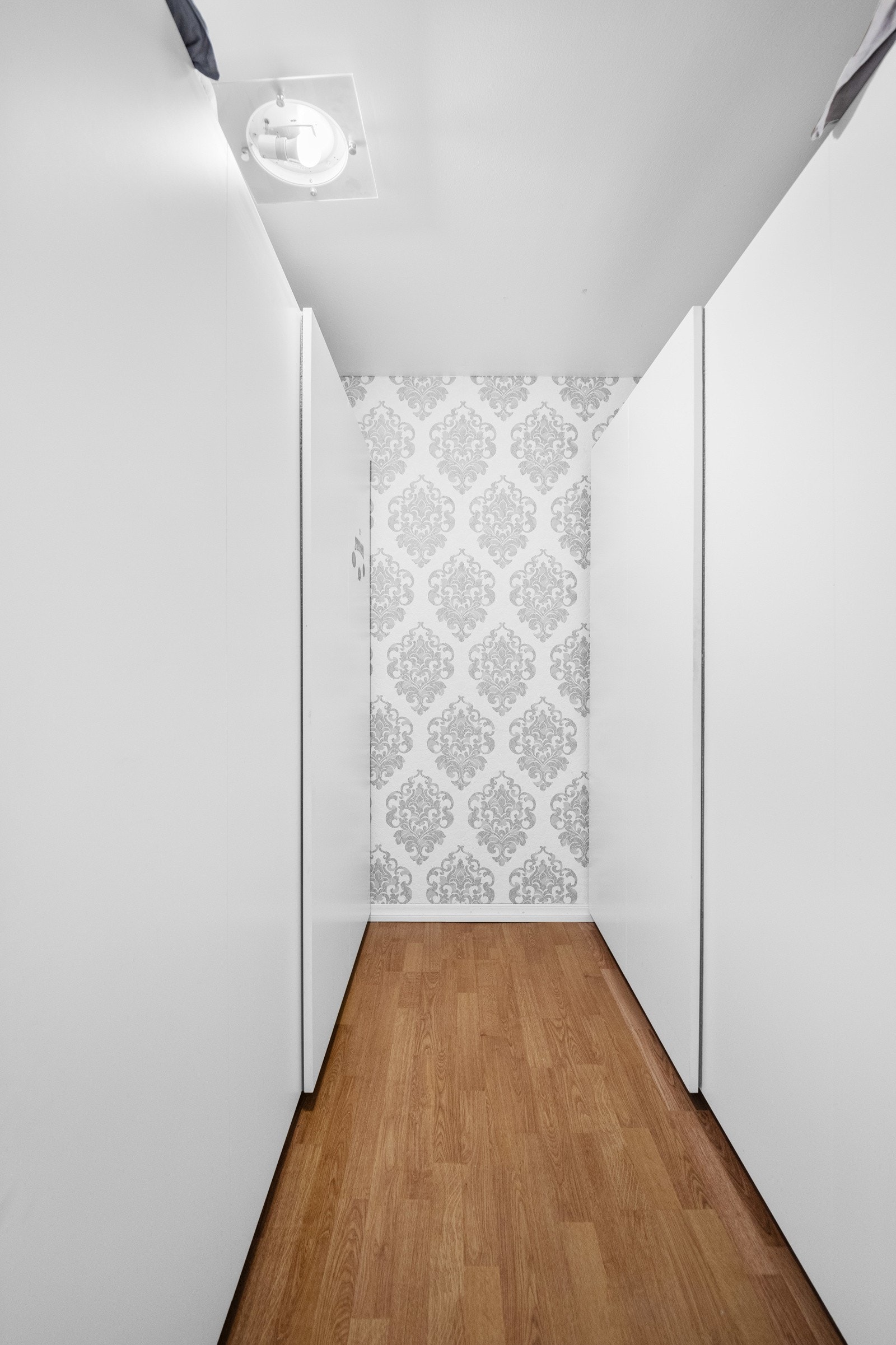 Det er god oppbevaringsplass i den innredede inneboden ved entreen. Galleribilde