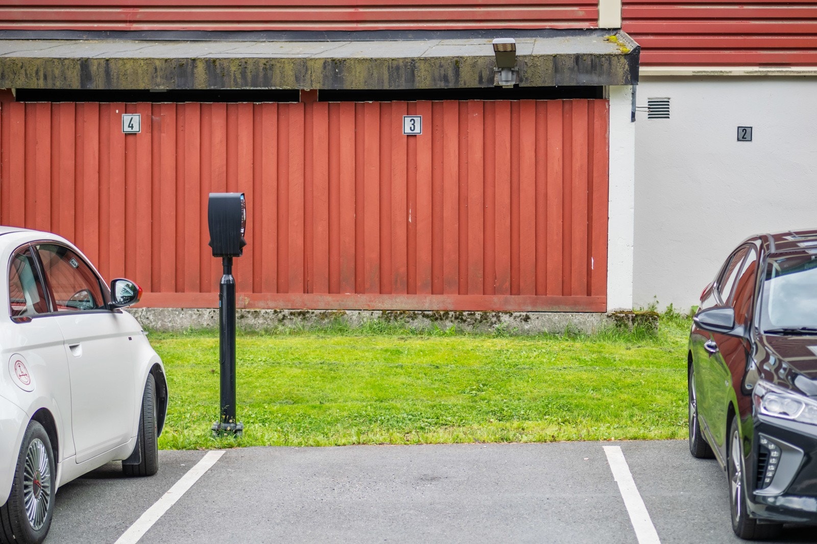 Det er mulighet for leie av fast parkeringsplass med lademuligheter for elbil. Galleribilde