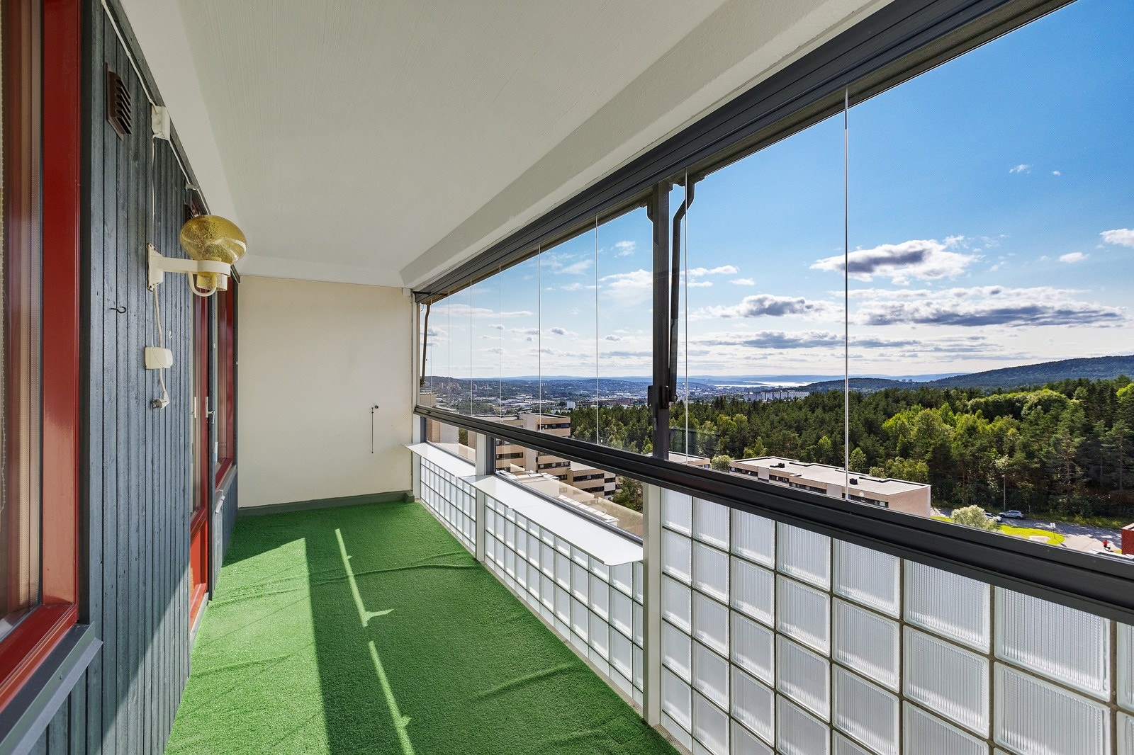 Stor 3-roms leilighet med innglasset balkong Galleribilde