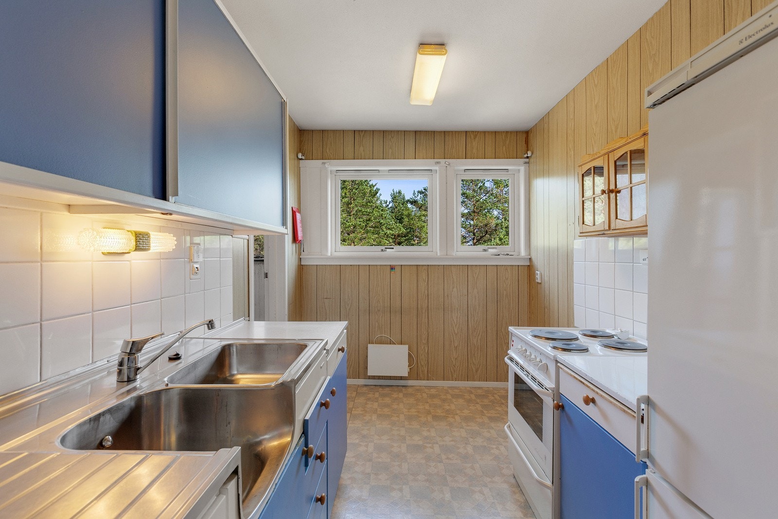 Kjøkken med mye skap- og benkeplass Galleribilde