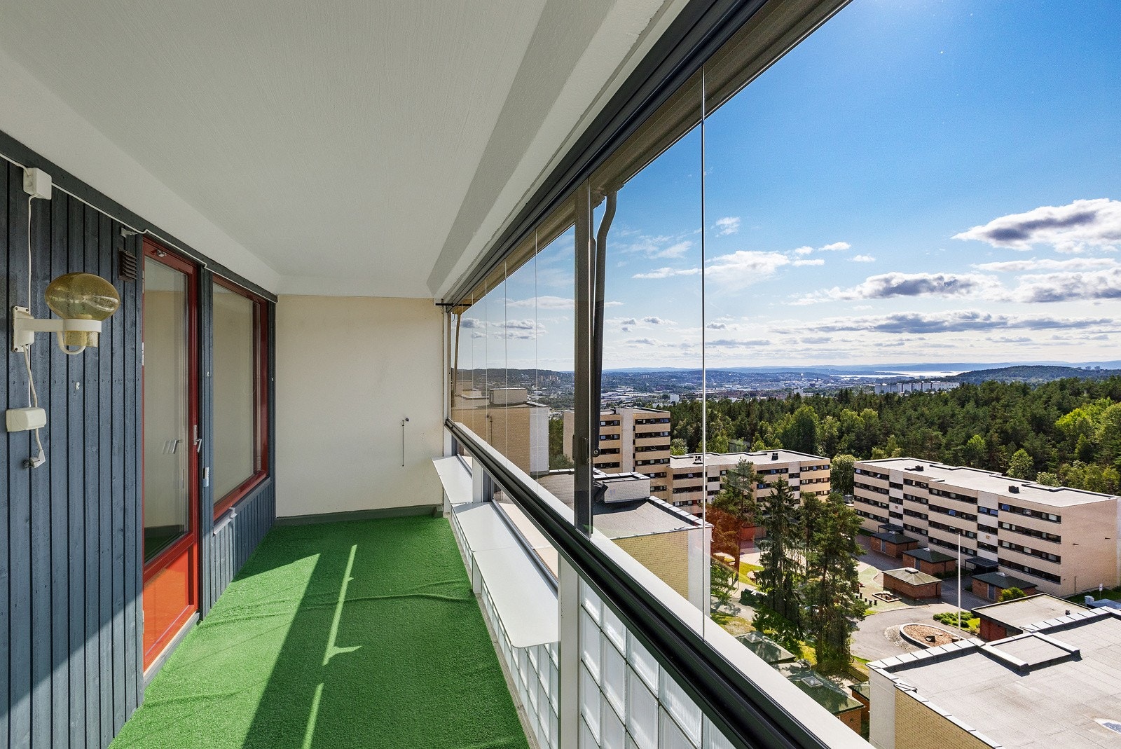 Fra stuen er det utgang til en vest-vendt balkong på hele 13 kvm. Galleribilde