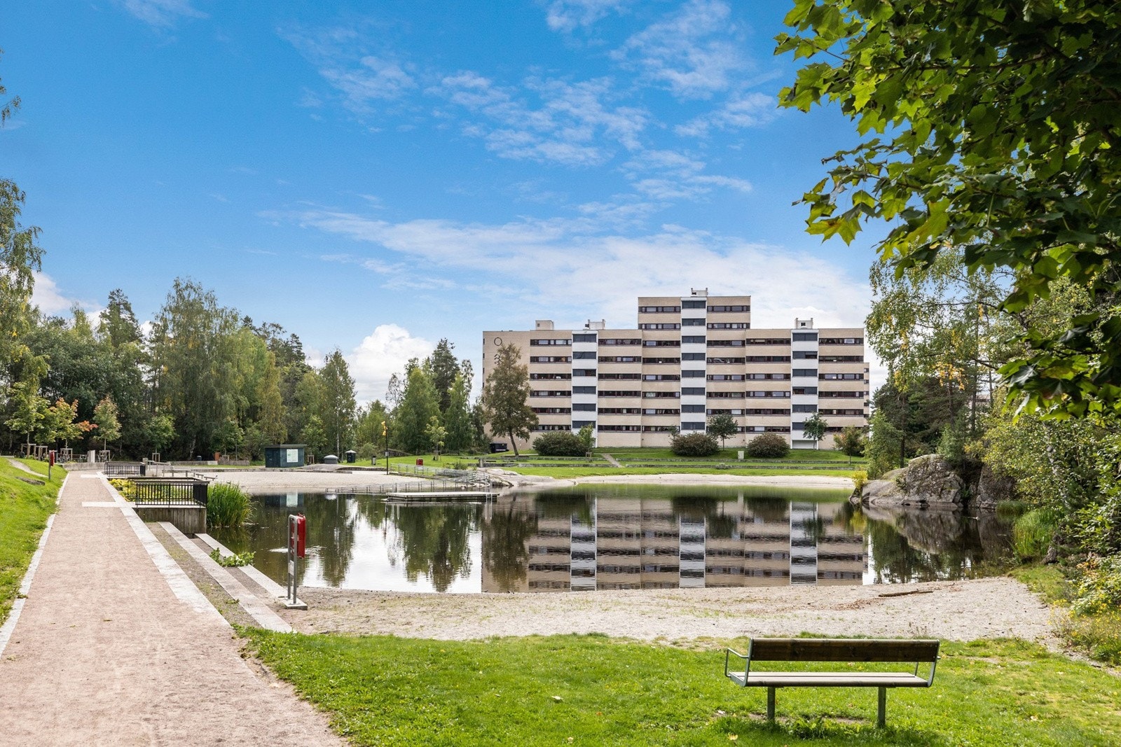 Svarttjernparken er en populær møteplass for Romsåsbeboerne og andre i nærområdet. I parken er det anlagt gangveier med god fremkommelighet og på stranden er det også en rampe ut i vannet, slik at det er mulig for alle å bade. Galleribilde