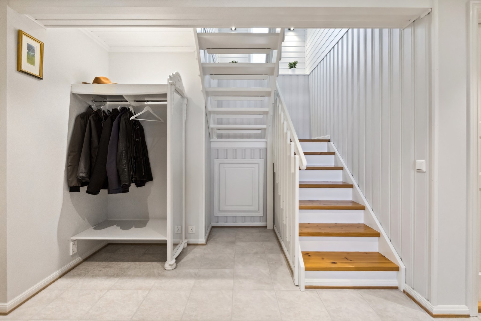 Gang med gode oppbevaringsmuligheter. Galleribilde