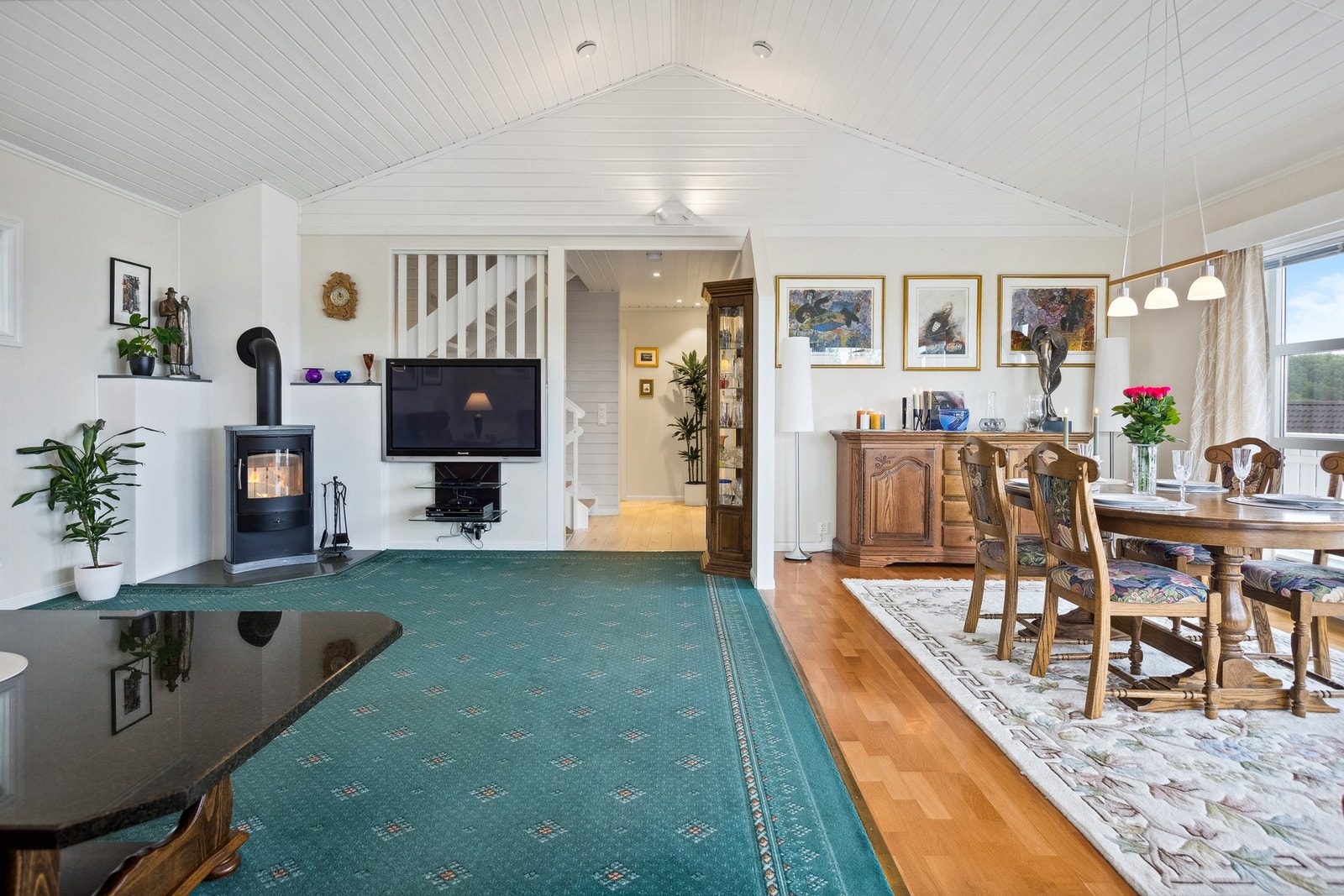 Vedfyring som oppvarmingskilde bidrar til å holde strømkostnadene nede. Galleribilde