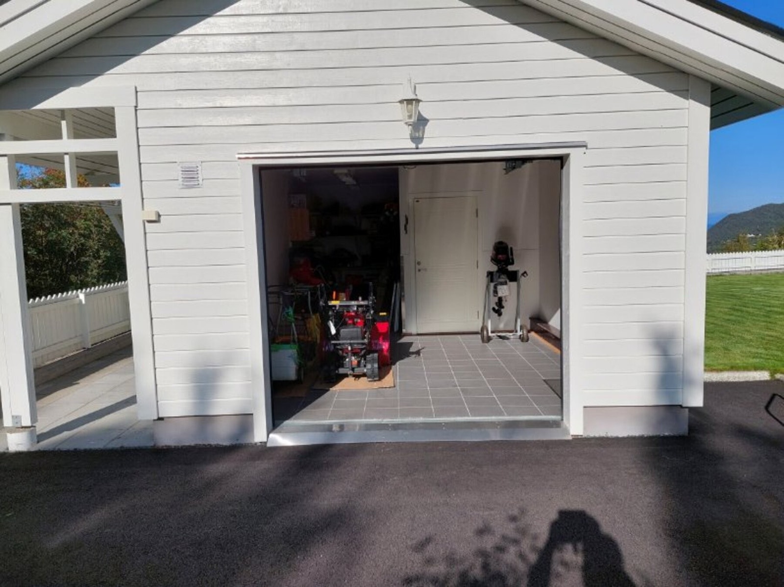 Redskapshus med god plass for oppbevaring. (Bilde tatt av selger) Galleribilde