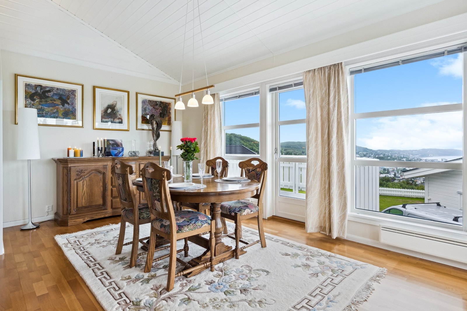 Store vindusflater gir godt med naturlig lysinnslipp. Galleribilde