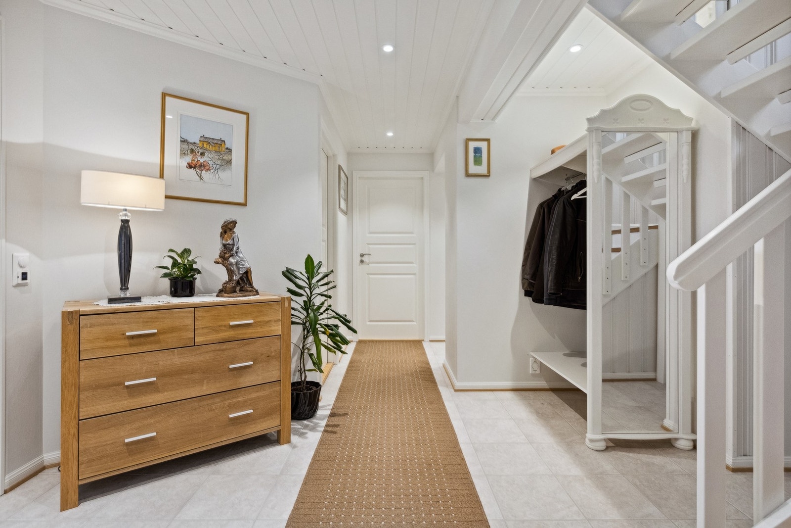 Gang i lyse og moderne farger. Galleribilde