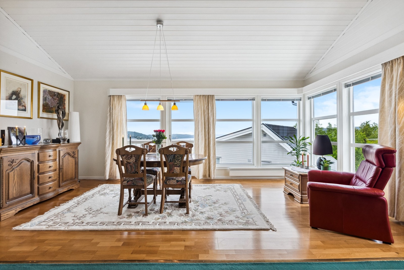 Stue med god plass for stor spisegruppe. Galleribilde