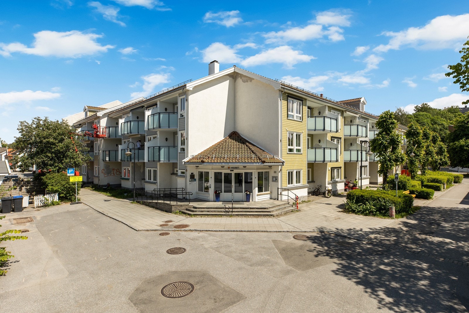 Leiligheten er i byggets andre etasje med balkong mot syd/vest Galleribilde