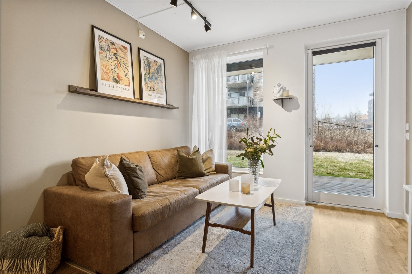 Beliggenheten på hjørnet av bygget sørger for mye lysinnslipp, som bidrar til en behagelig romfølelse. Galleribilde