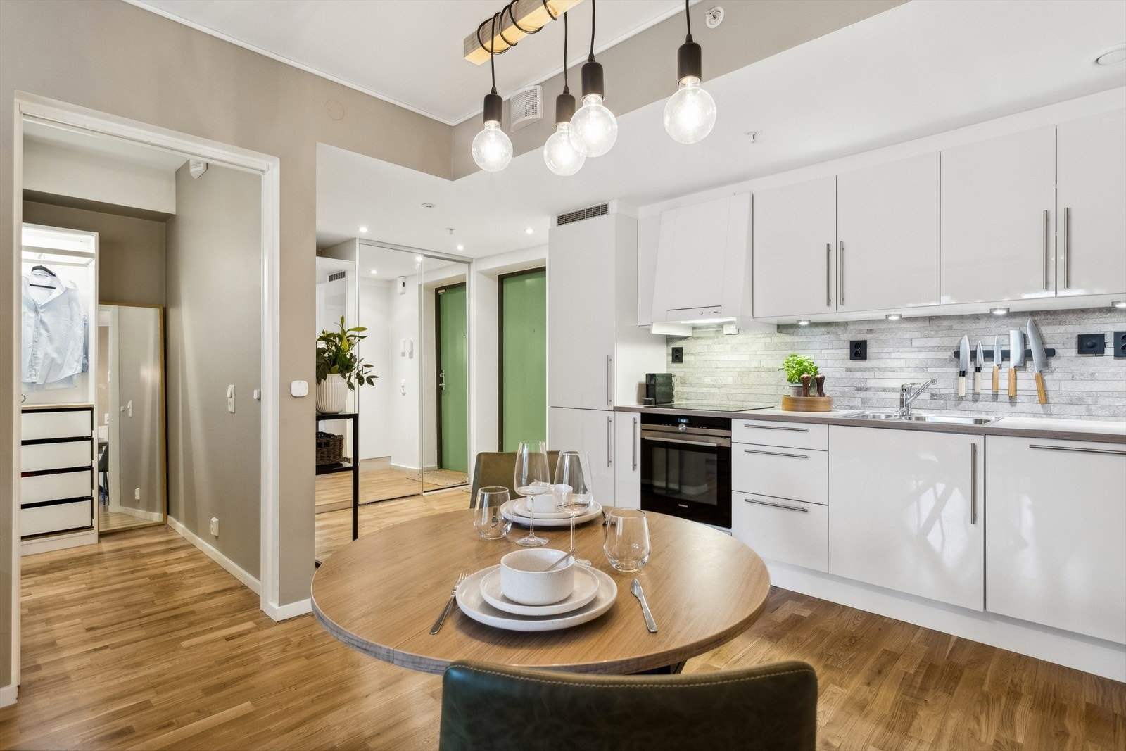 Pent og moderne kjøkken med integrerte hvitevarer. TG1 fra takstmann. Galleribilde