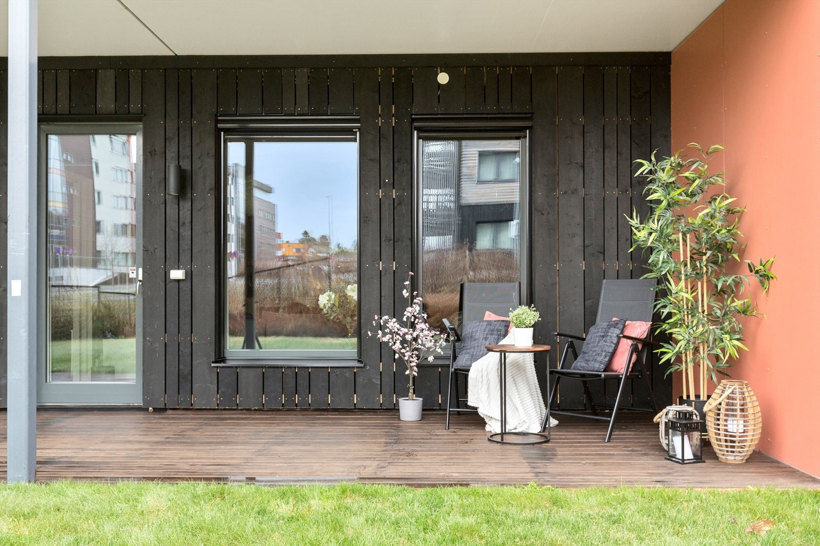 Terrassen går over to sider av leiligheten, videre er det et felles plenområde i forkant. Vendt sør/vest. Galleribilde