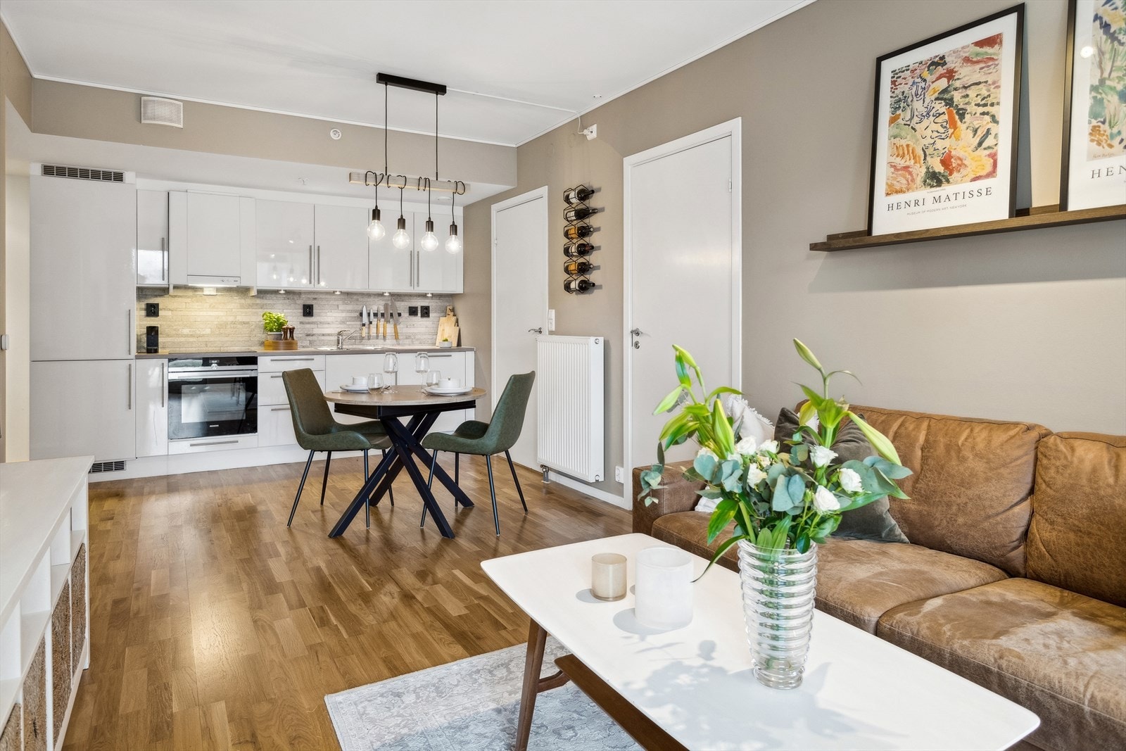 Martin Hansen v/DNB Eiendom har gleden av å presentere en fin og innbydende 3-roms fra 2016 på populære Stokkbekken/Miljøbyen. Galleribilde