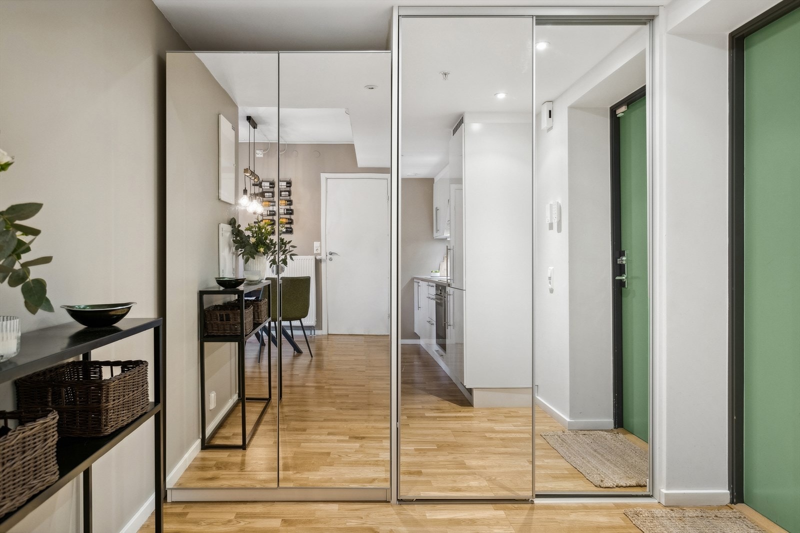 I entrè er det et romslige garderobeskap med skyvedører i speil som medfølger handelen. Galleribilde