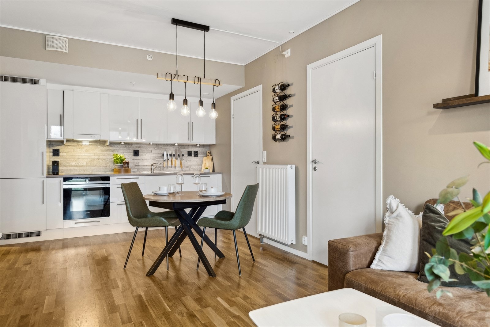 Spisebordet finner sin naturlige plass i overgangen mellom sonene. Galleribilde