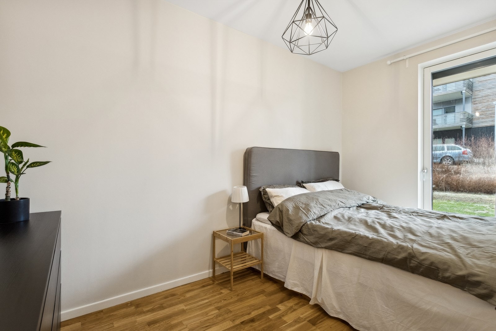 Det er to soverom i leiligheten. Dette soverommet måler 8,1m² og er det største av de to. Galleribilde