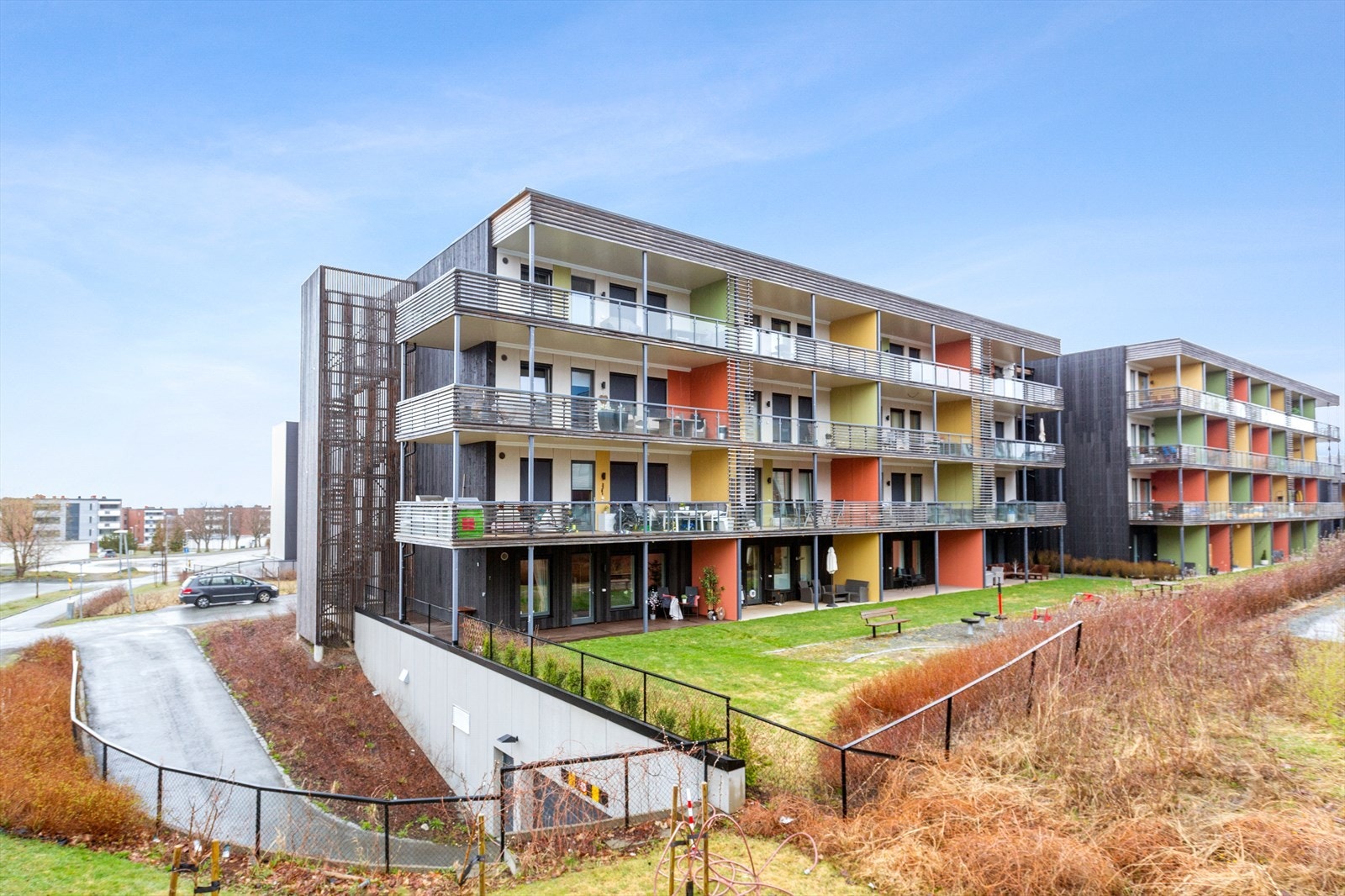 Leiligheten ligger i Miljøbyen og har en flott beliggenhet i et attraktivt boligområde ved Granåslia. Området er godt etablert, og kan beskrives som rolig og barnevennlig med fine landlige omgivelser med felles områder for lek og sosialt samvær. Galleribilde