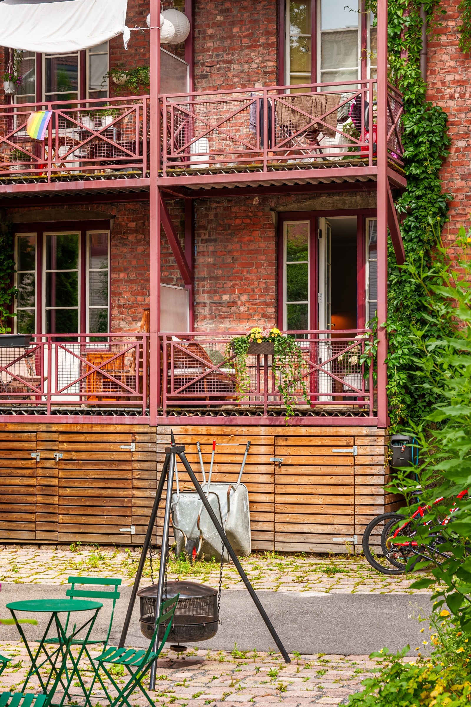 Leilighetens balkong sett fra bakgården. Galleribilde