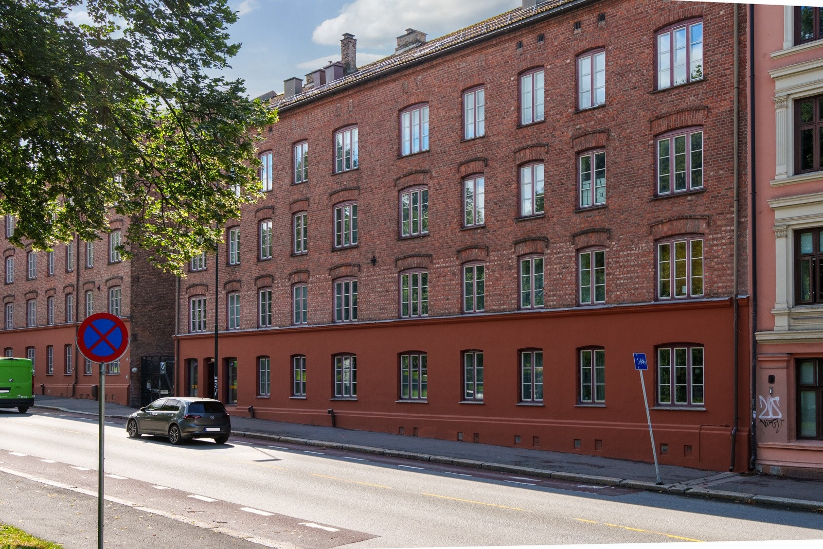 Fasade - Tøyenhagen Borettslag består av gråbeingårder Galleribilde