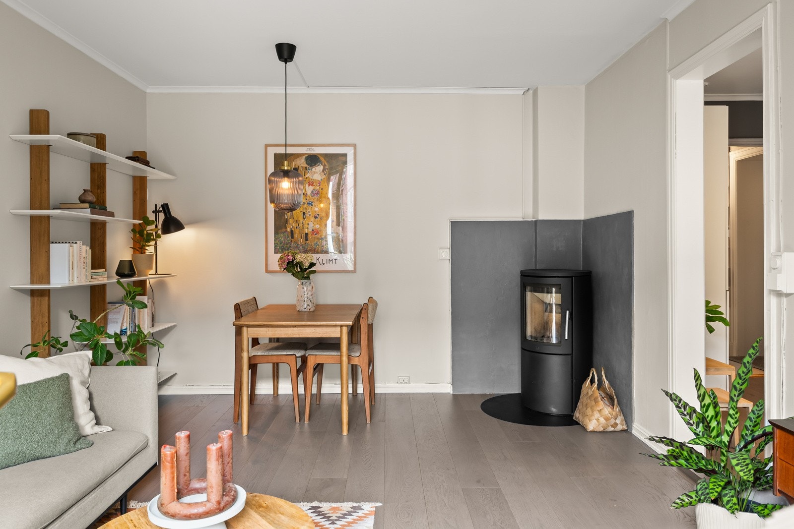 Innholdsrik stue med plass til spisestue, sofa med tilhørende sofabord og ikke minst peis! Galleribilde