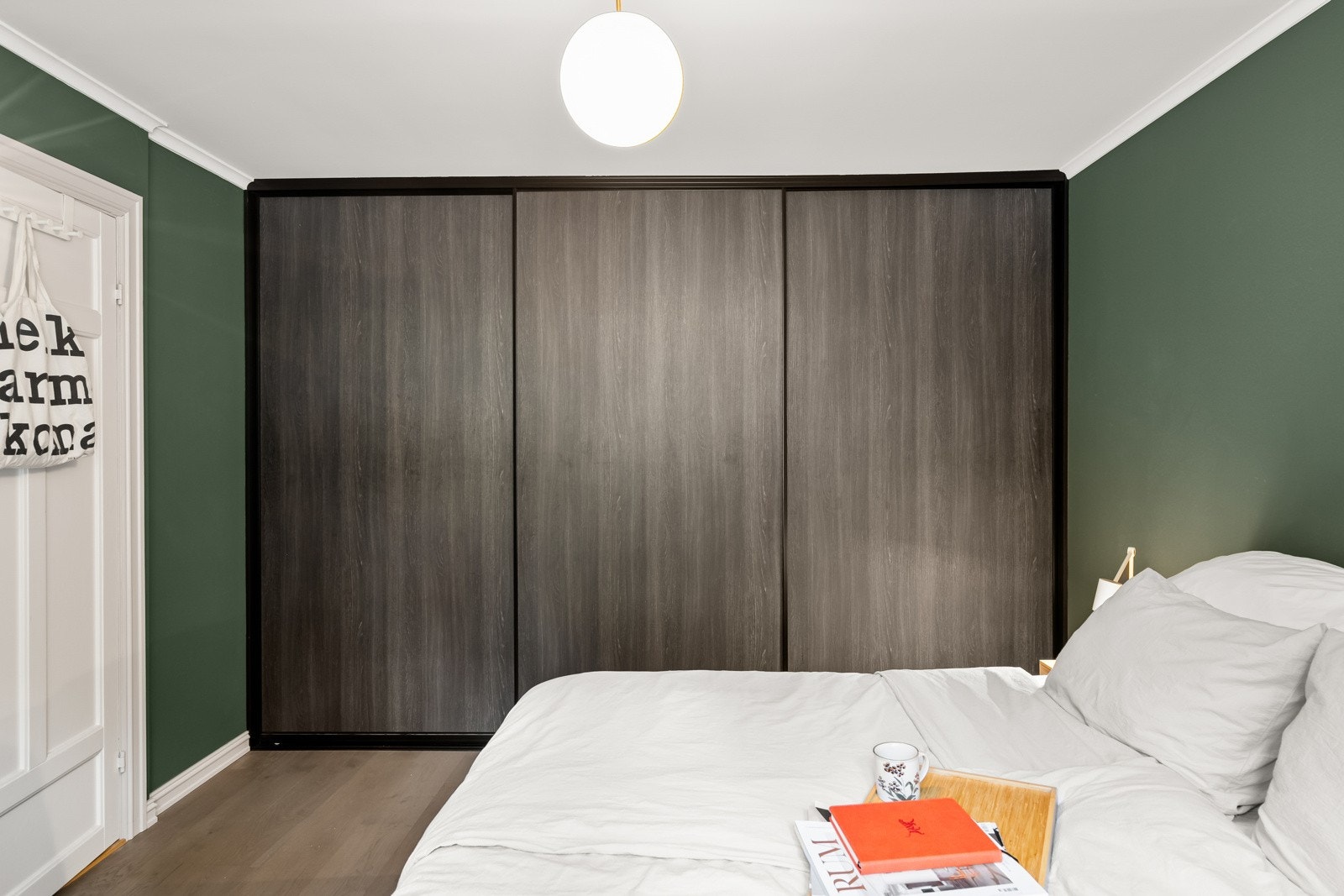 Takhøy skyvedørsgarderobe med stor kapasitet medfølger. Galleribilde