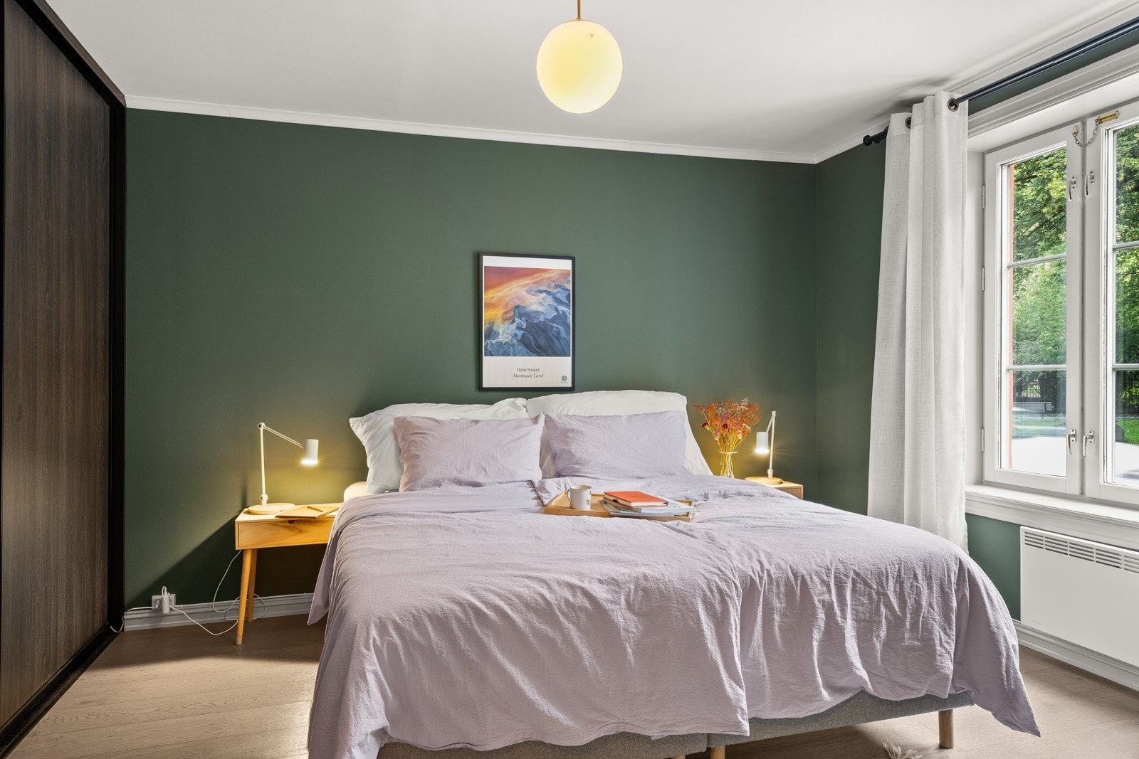 Det er plass til stor dobbeltseng og nattbord på hver side. Galleribilde