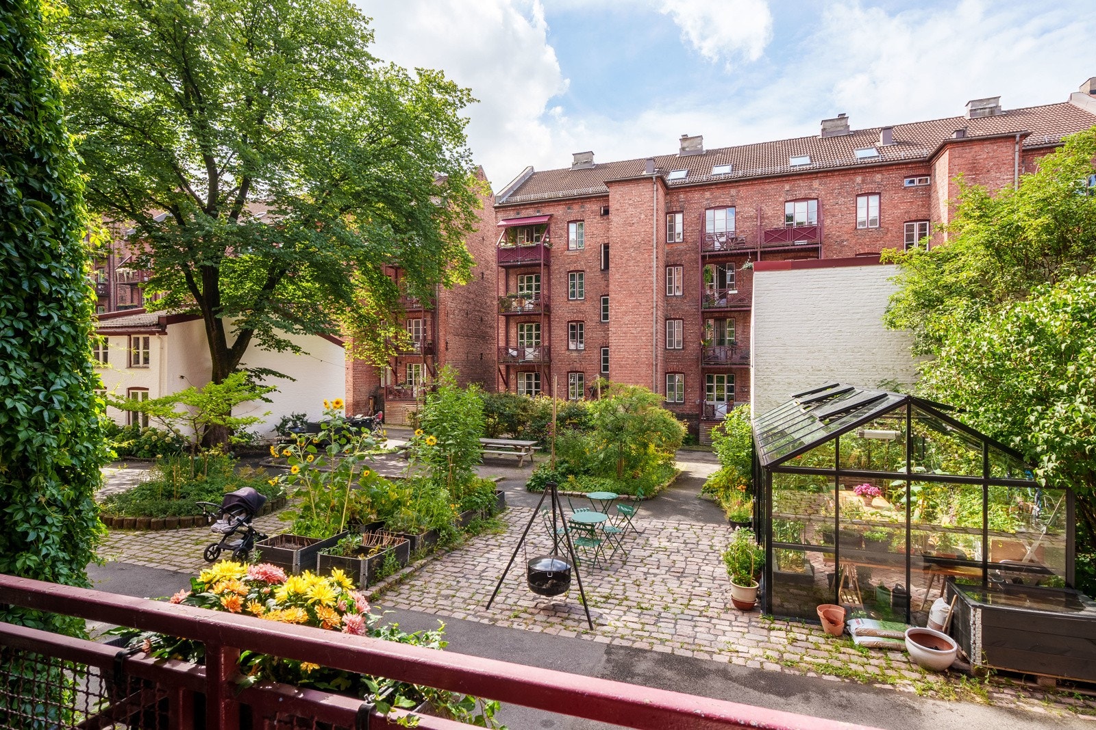 Balkongen vender ut mot den meget flotte bakgården til borettslaget. Galleribilde