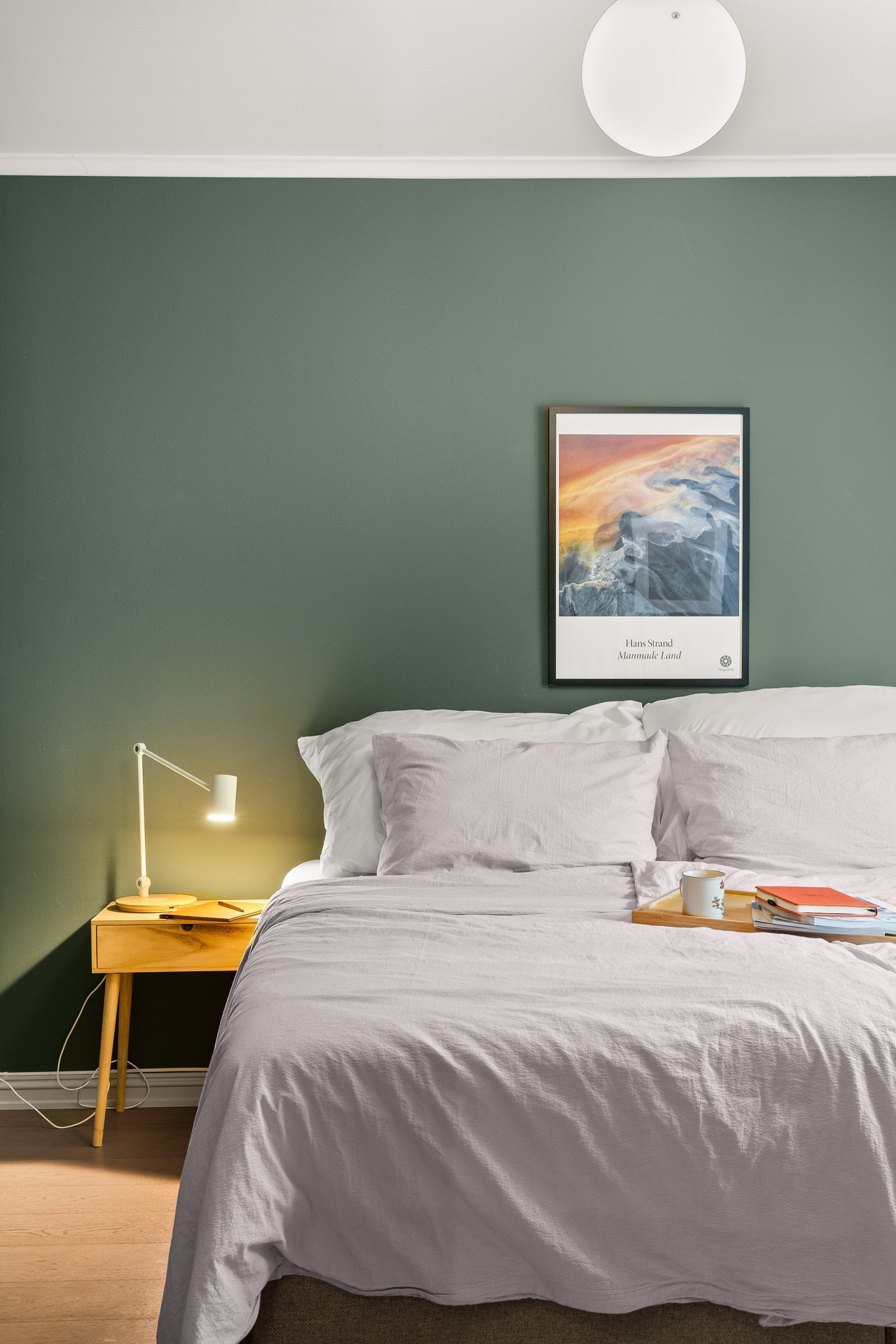 Videre har man boligens hovedsoverom som er malt i en behagelig grønnfarge, som står godt i stil til Botanisk hage som du kan nyte like ut av vinduet! Galleribilde