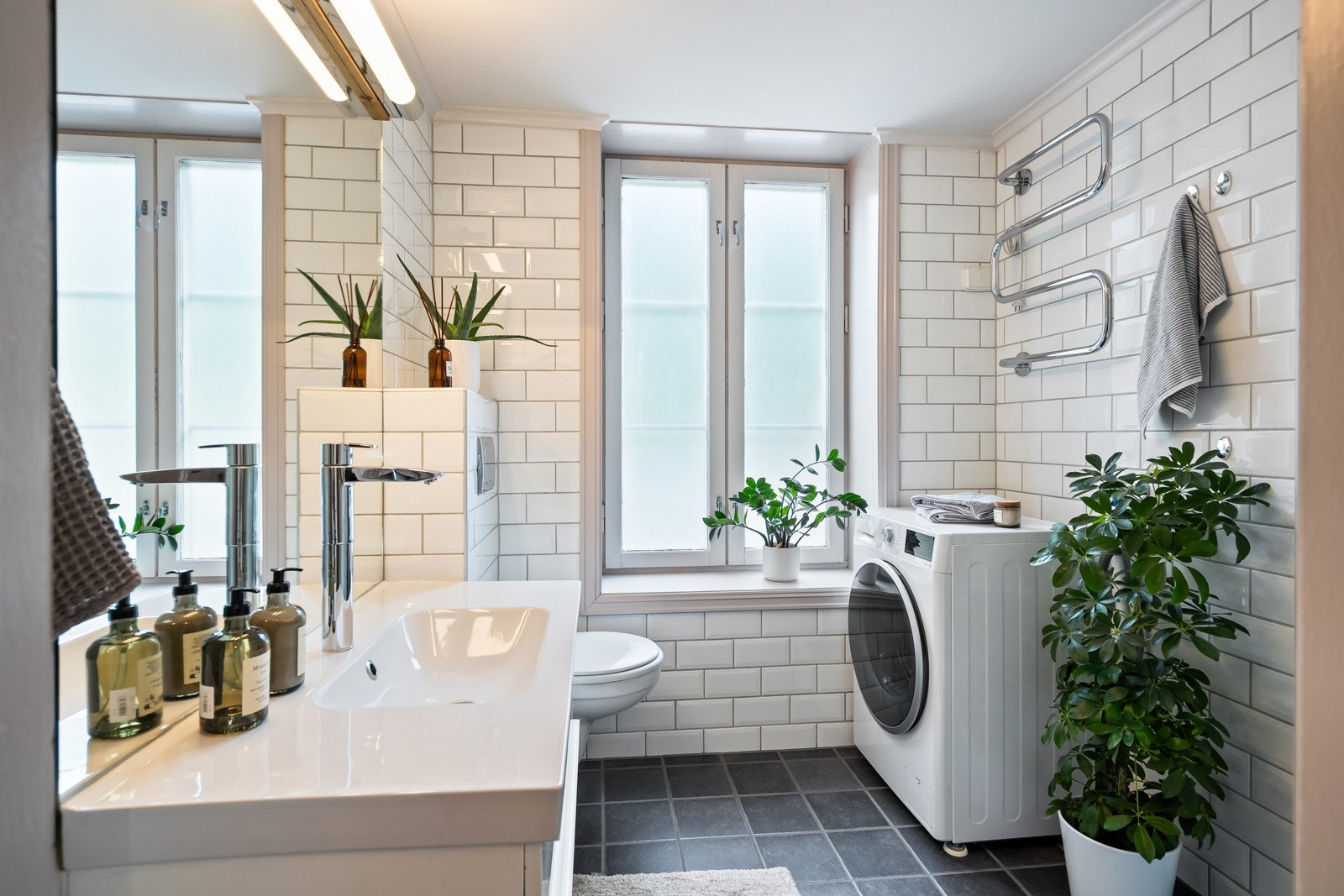 Tidløst baderom oppusset i 2011 og oppgradert med nye varmekabler, fliser og servant i 2016. Galleribilde