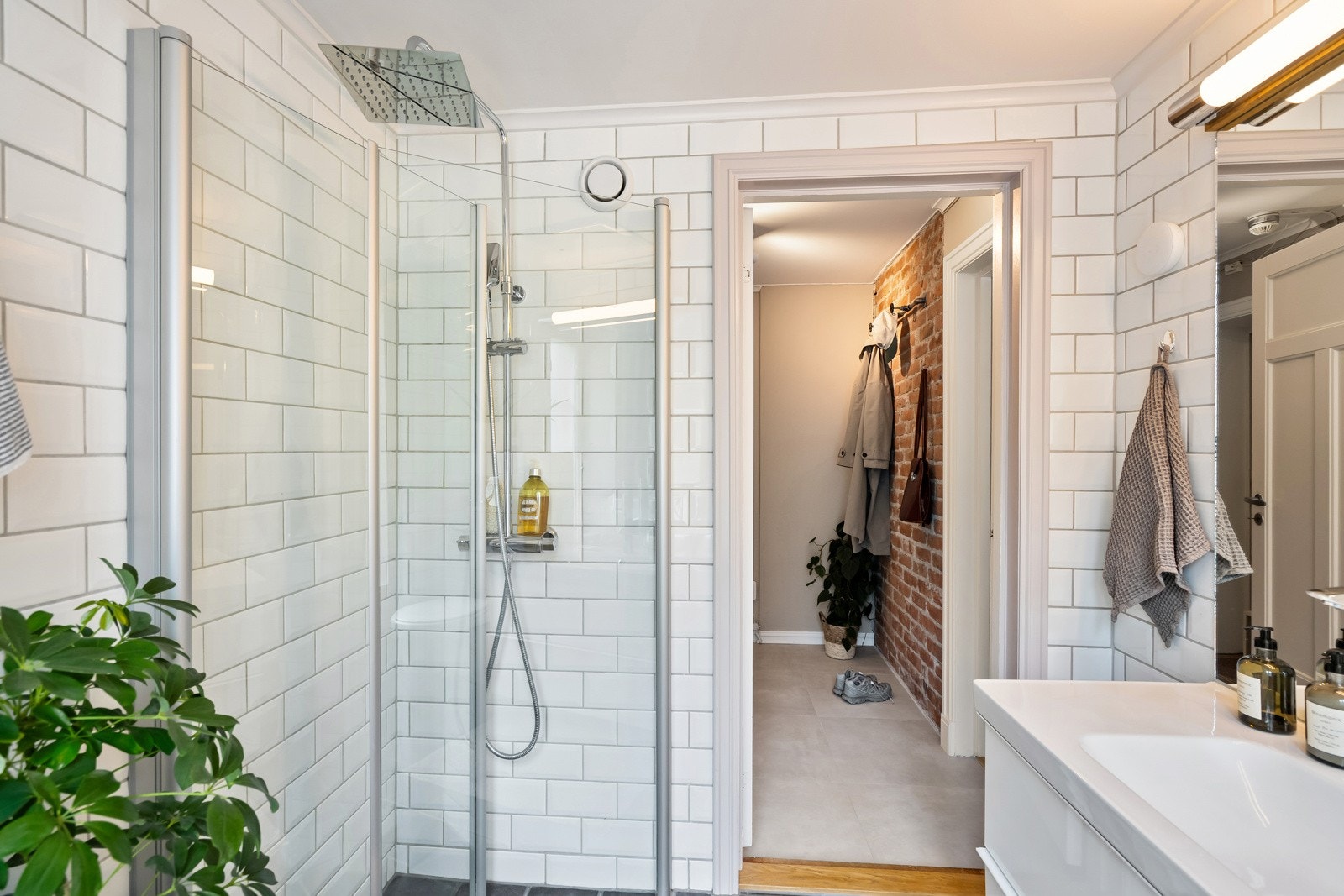 Nymontert regnfallsdusj montert i 2024. Varmtvann er felles og inkludert i felleskostnadene. Galleribilde