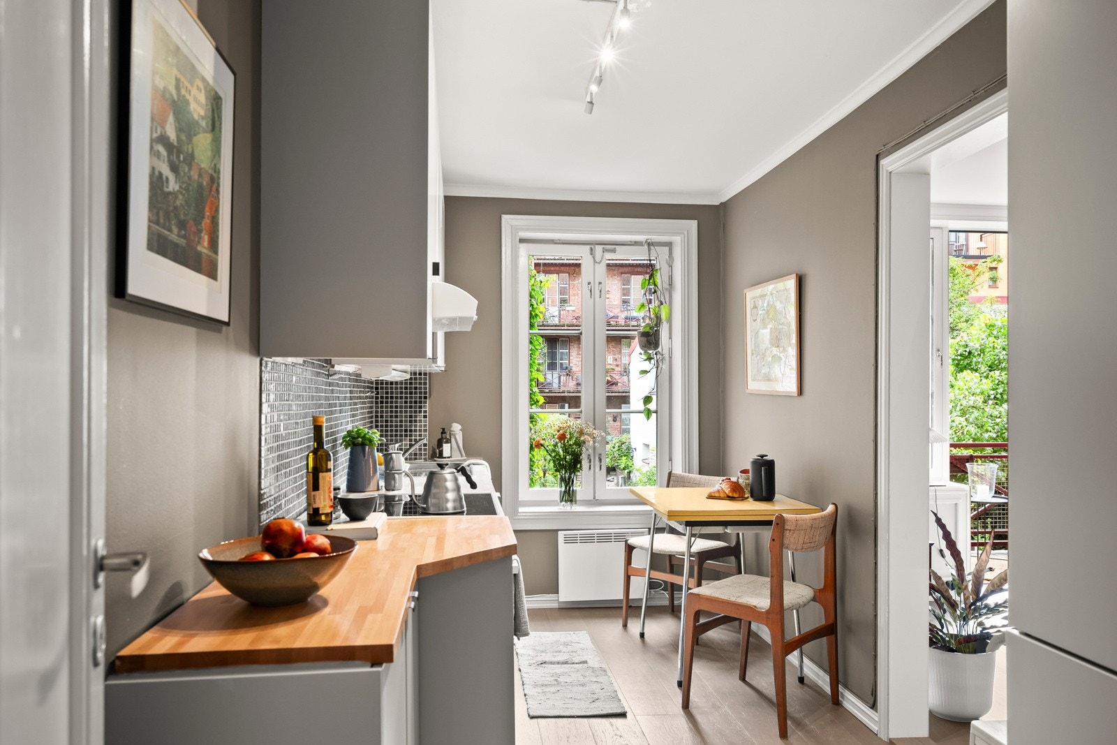 Separat kjøkken med plass til en koselig frokostgruppe. Galleribilde