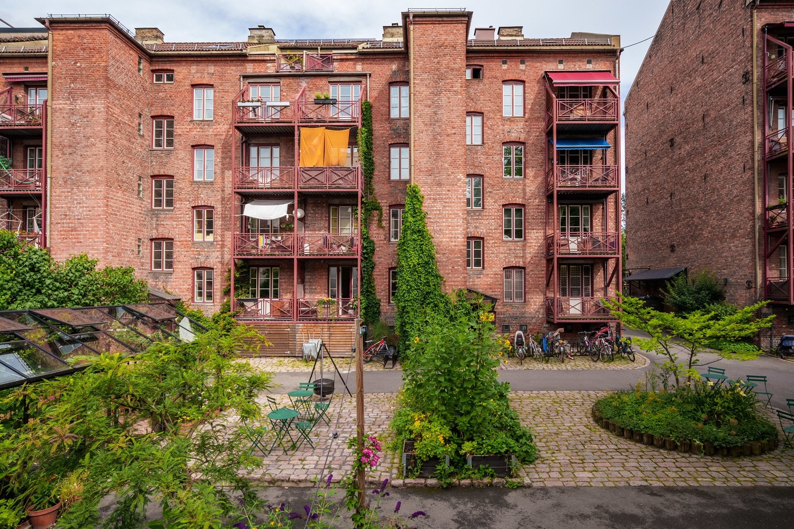 Avlustningsvis er det bare å nyte den fantastiske bakgården til borettslaget. Galleribilde