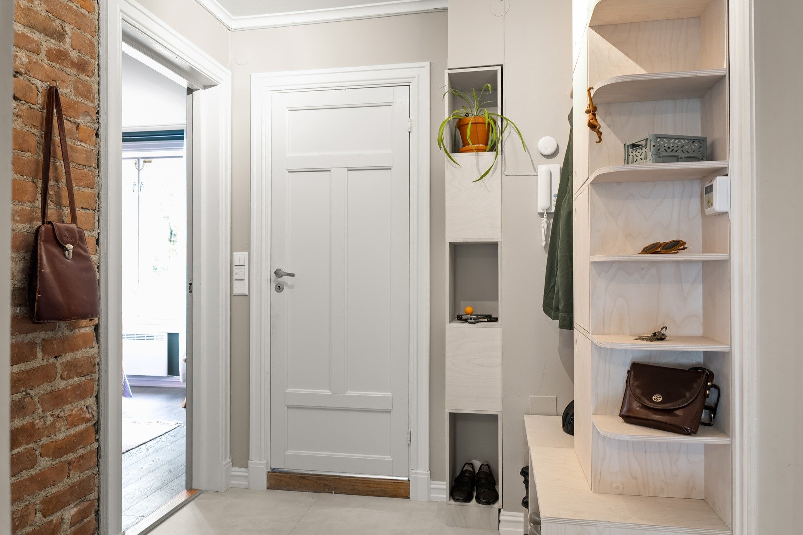 Videre har du leilighetens entré og gang hvor nåværende eiere har lagt varmekabler og fliser. Galleribilde