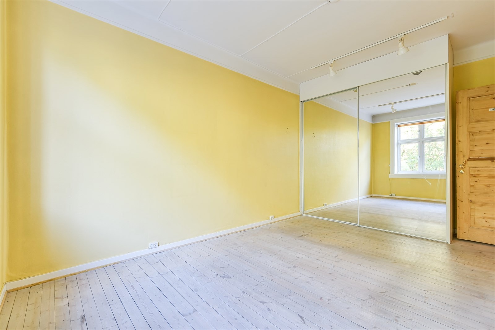 Soverom med stor skyvedørsgarderobe Galleribilde