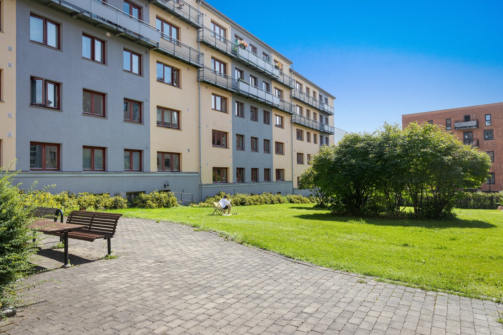 Det er 231 leiligheter i borettslaget. Mellom blokkene er det frodige og solrike grøntarealer. Galleribilde