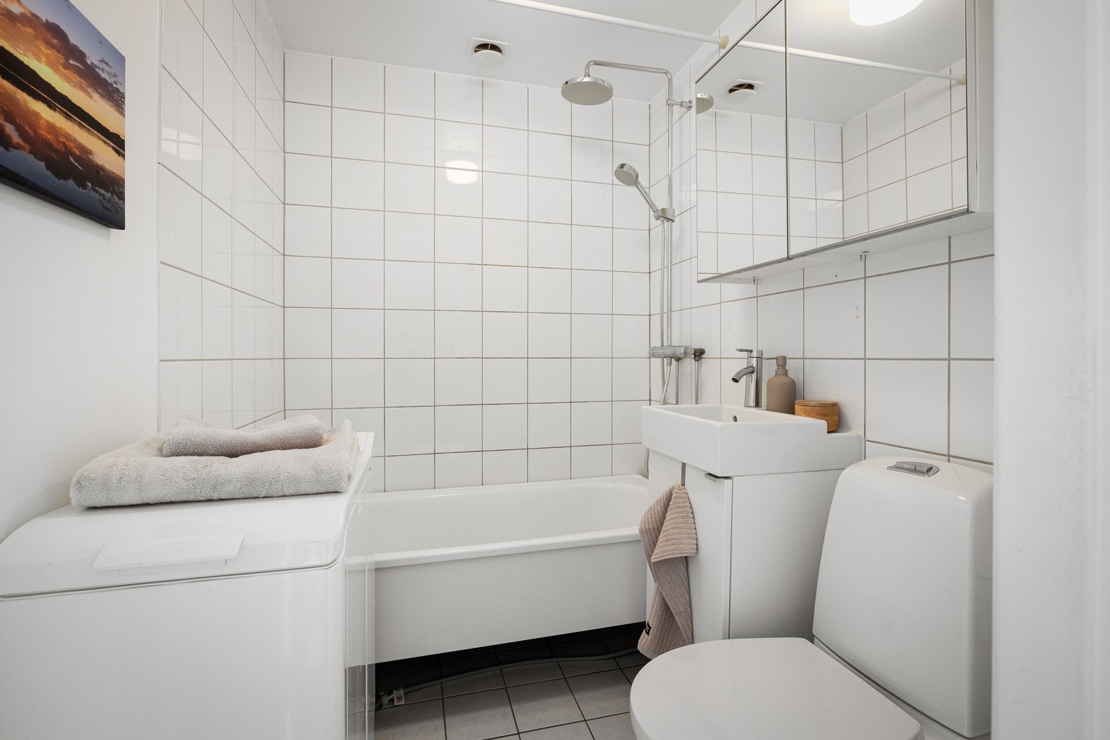 Badet ble pusset opp i 2000, i borettslagets regi. Det er elektrisk varme i gulv. Galleribilde