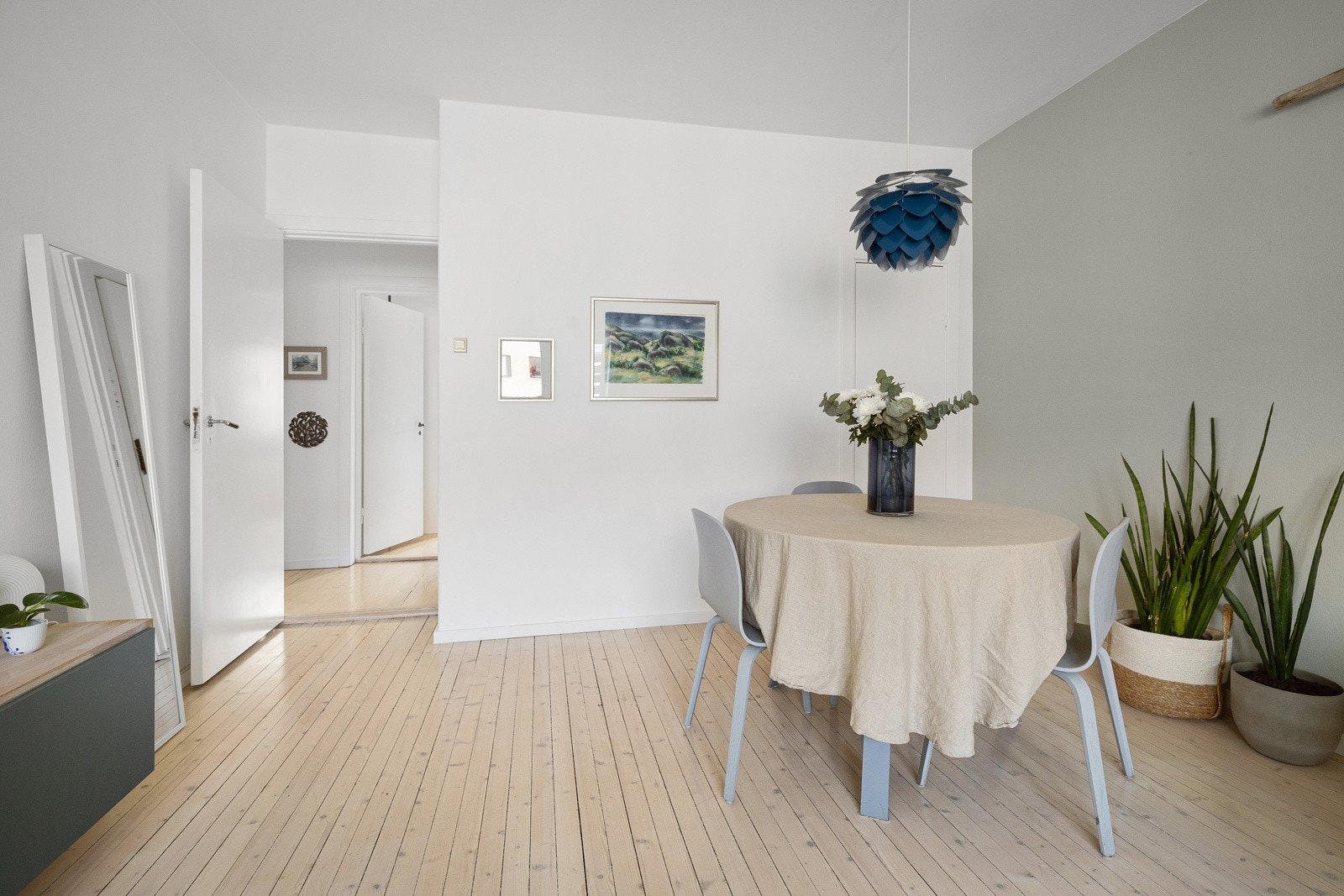 Legg merke til kottet i høyre hjørne. Med god skapplass er det mye enklere å holde leiligheten ryddig og fresh. Galleribilde