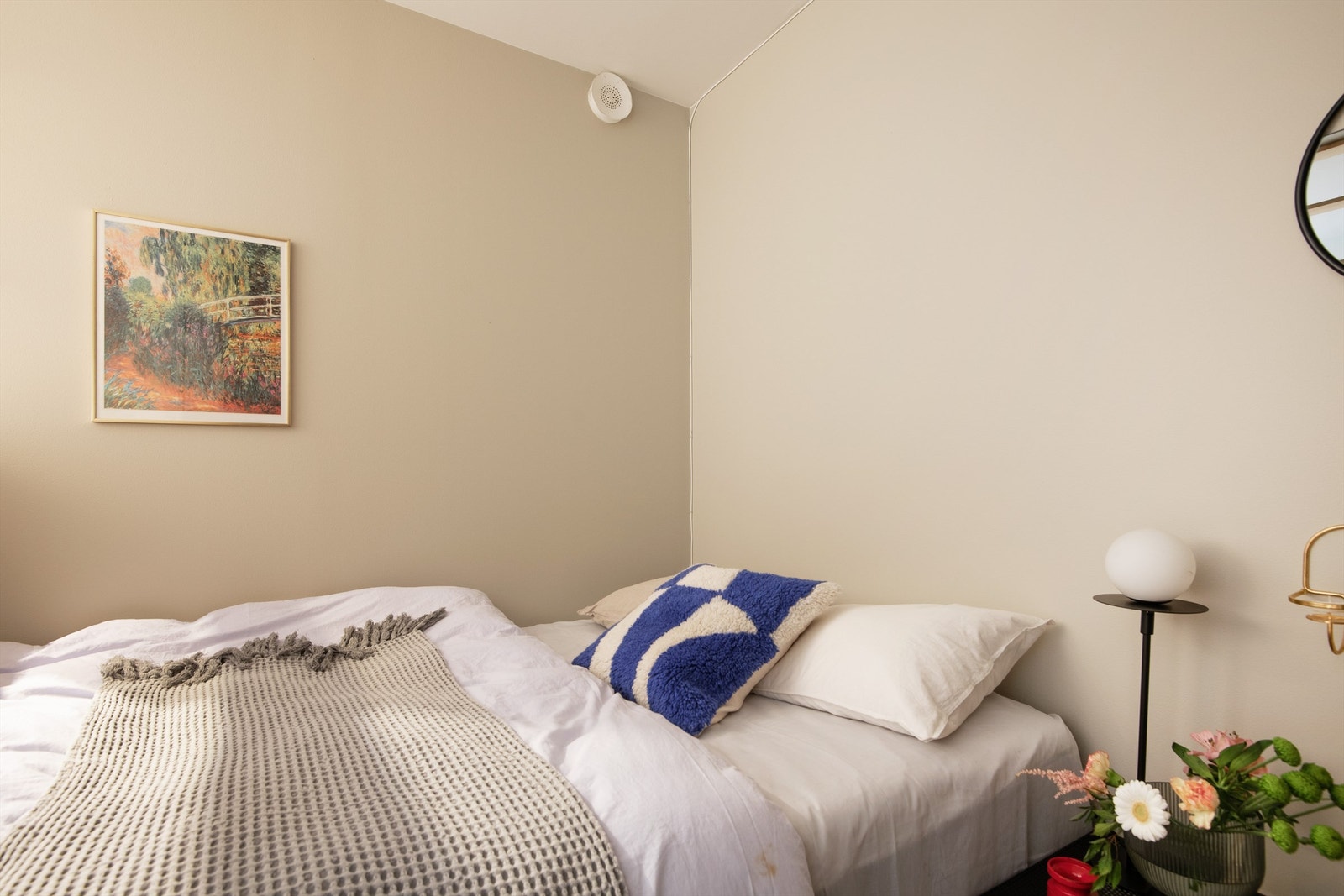 Praktisk alkove med plass til dobbeltseng på 140x200 cm. Galleribilde