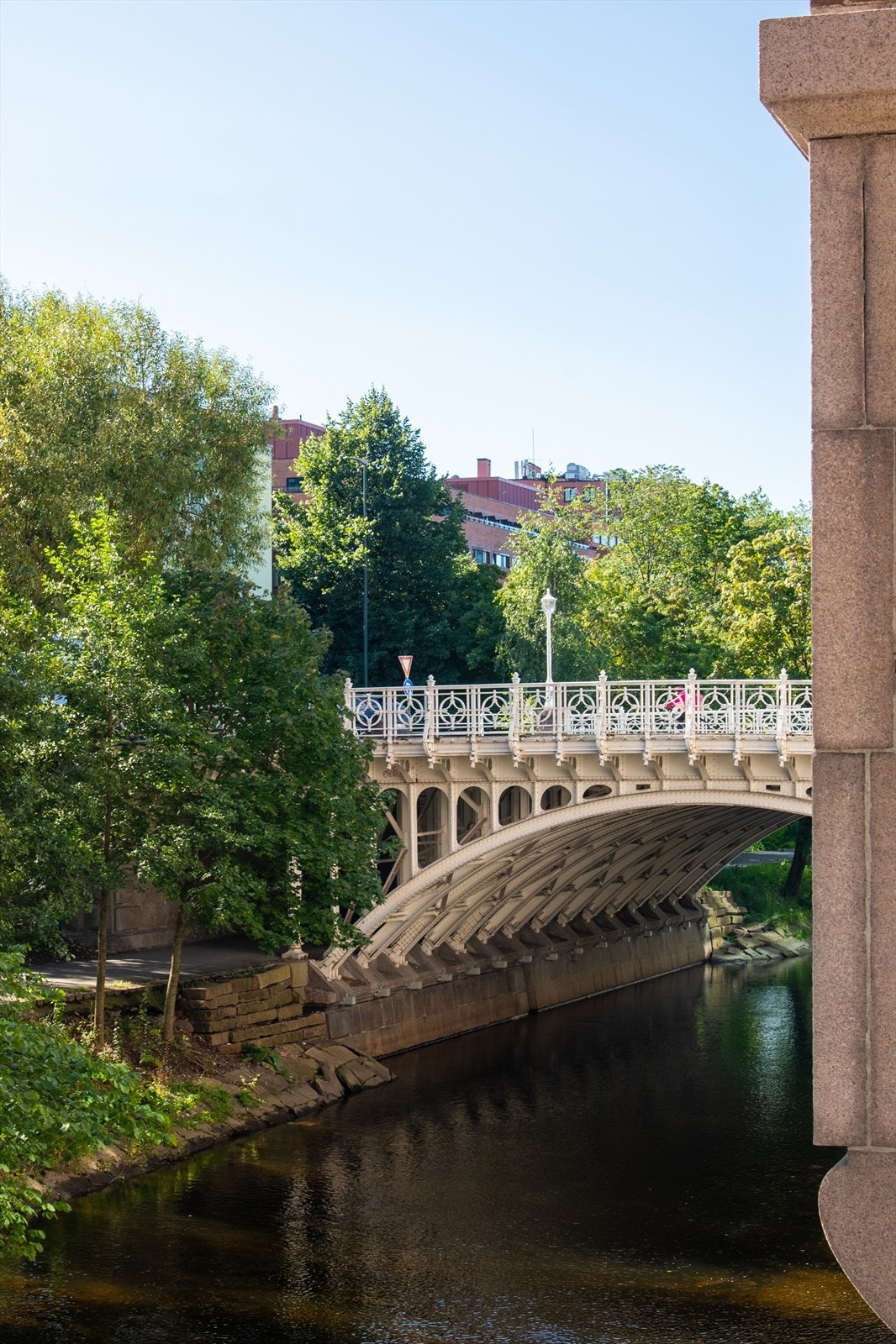 Boligen har en meget attraktiv og sentral beliggenhet på Grünerløkka, midt i Oslo med "alt" innen kort gangavstand. Galleribilde