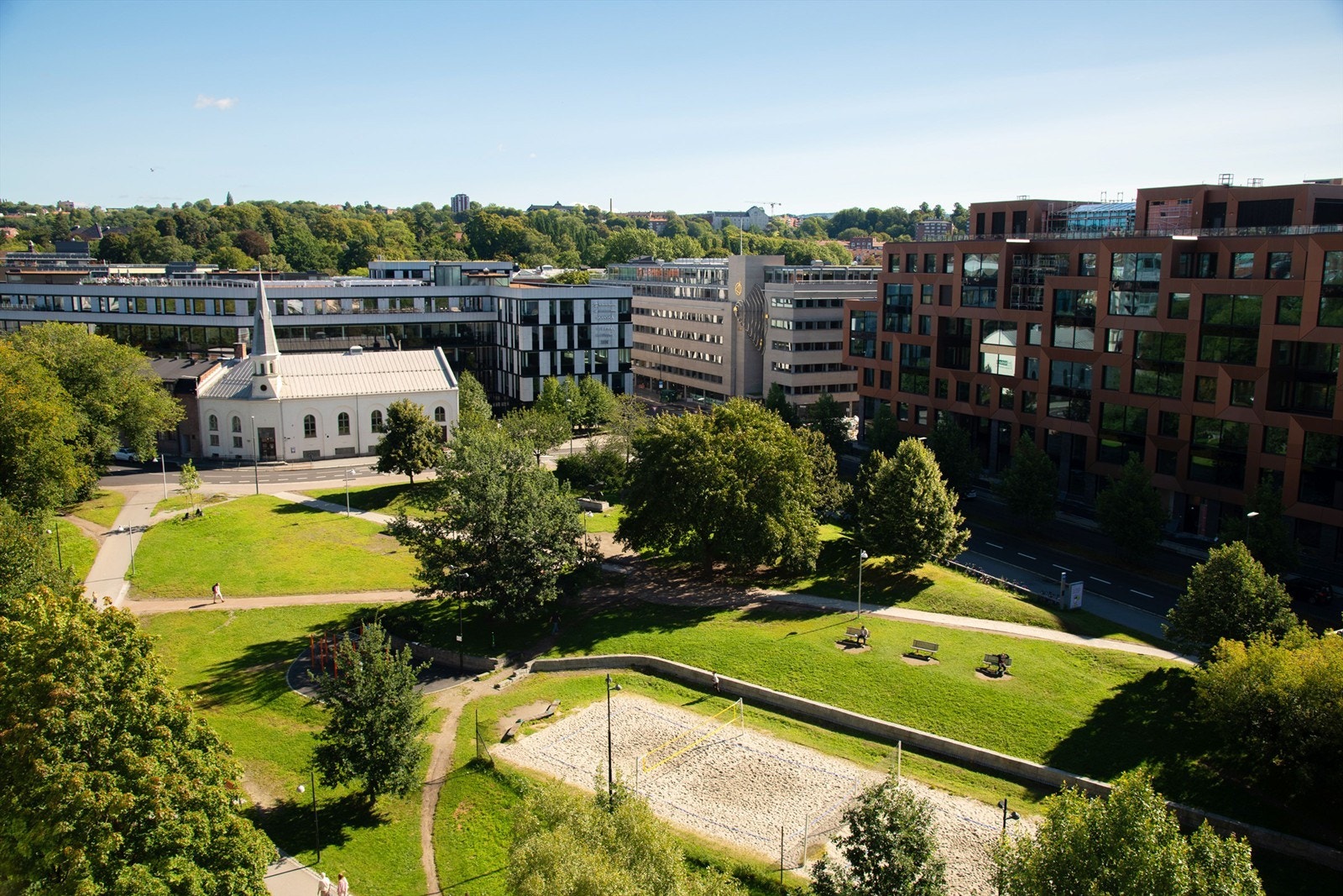 Rett over elven for leiligheten ligger Elgparken med tuftepark og sandvolleyballbaner. Galleribilde