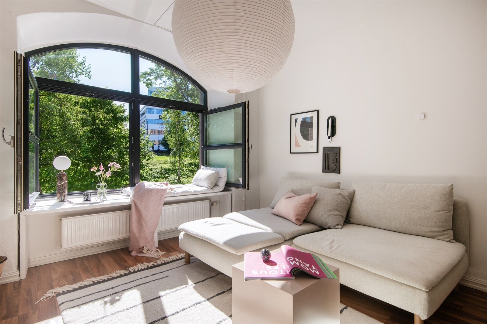 Leiligheten ligger i et fabrikkbygg som ble gjort om til boliger i 2006, og har et unikt industrielt uttrykk. Galleribilde