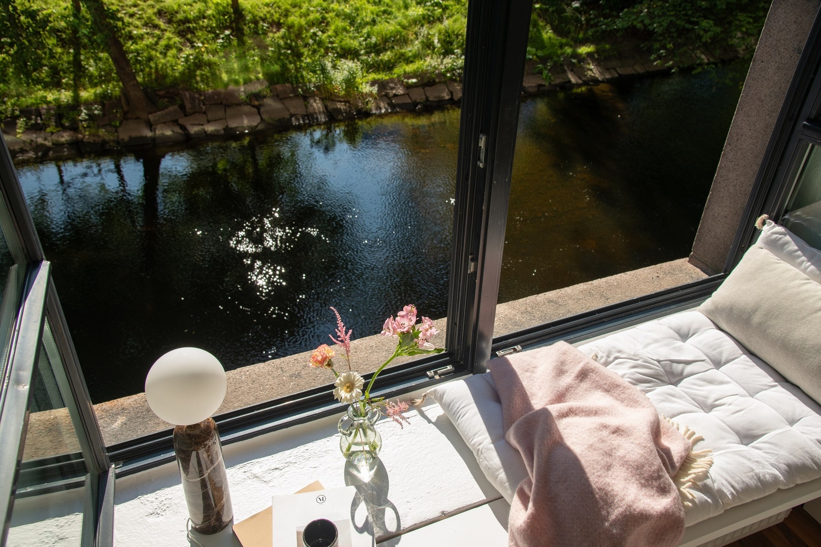 Nyt morgenkaffen i vinduskarmen mens du ser Akerselva renner forbi. Galleribilde