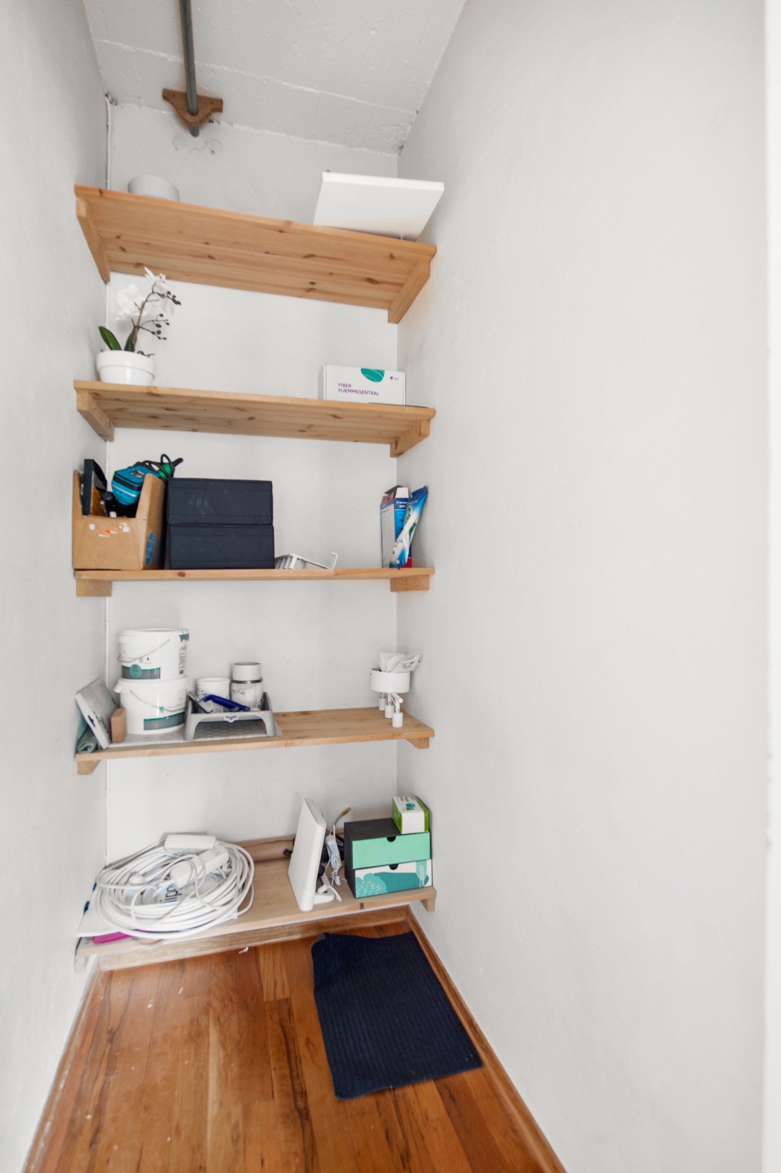 Praktisk innvendig bod beliggende mellom kjøkken og bad. Galleribilde